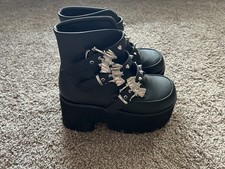 Botas de plataforma de tobillo negras Demonia Ashes-55 hebilla de murciélago tachonadas talla 7