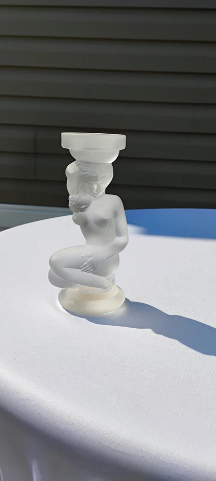 Винтажная подставка для свечей из матового стекла с дамской фигуркой - Изображение 3 из 4