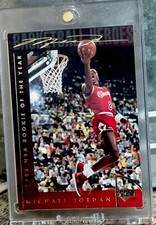 Michael Jordan GOLD FOIL ROOKIE OF THE YEAR Card AUTENTICA RARA MAGLIA BULLS #23