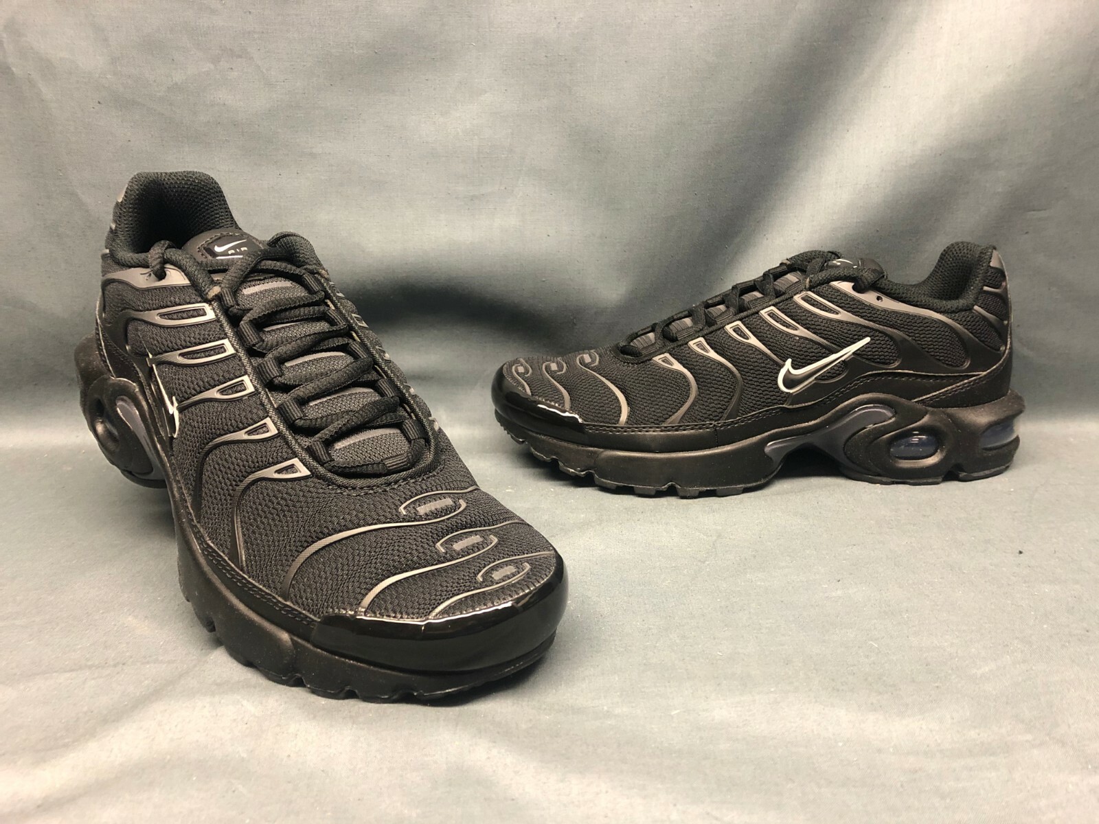 nike air max plus kids black