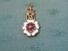 WW1 QMNG QUEEN MARYS NEEDLEWORK GUILD - ENAMEL BADGE / MEDAL - SEE PICTURES