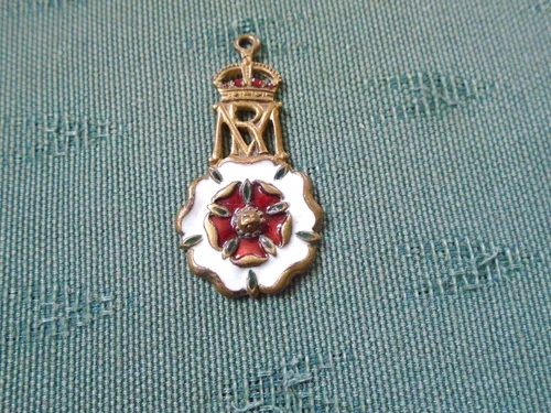 WW1 QMNG QUEEN MARYS NEEDLEWORK GUILD - ENAMEL BADGE / MEDAL - SEE PICTURES