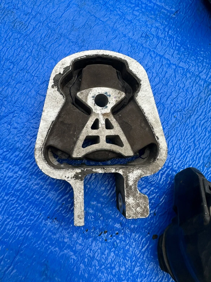 Крепление двигателя и коробки передач 2013-2020 для гибридного Ford Fusion SSV 2,0 л - Изображение 3 из 4