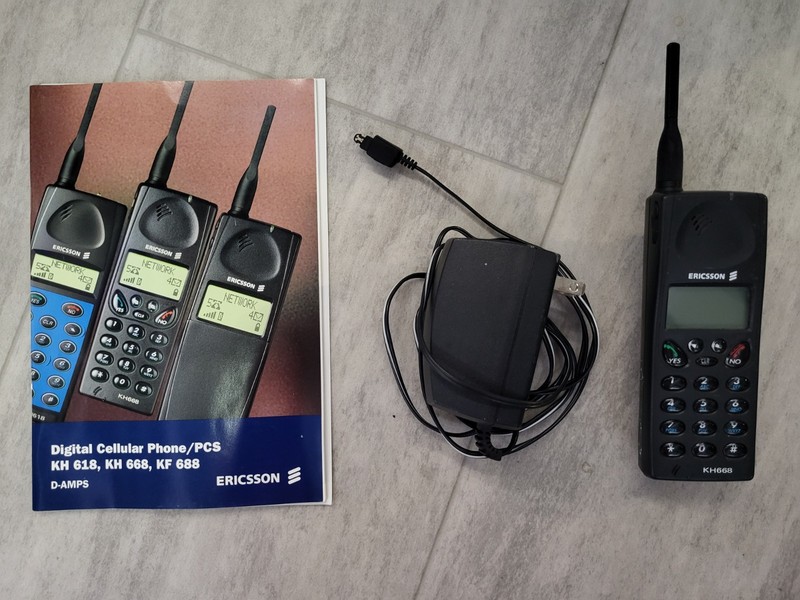 Vintage Ericsson KF 688 Digital Cellular Phone - NON Working 