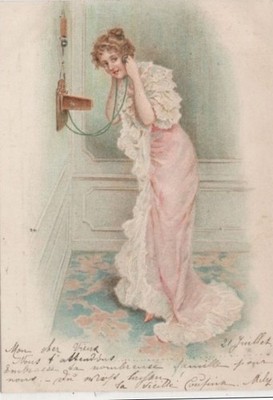 AK   DAME IM NEGILGEE AM TELEFON