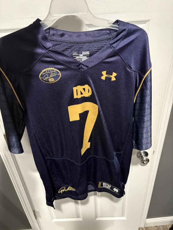 Camiseta de fútbol americano Notre Dame #7 Knute Rockne Under Armour azul marino para hombre adulto pequeña Foto 2 de 4