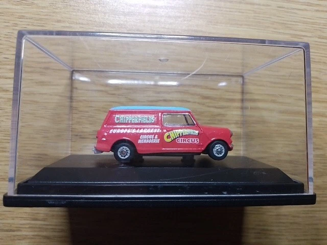 VANS Oxford pressofuso Chipperfields Circus BMC Mini Van scala 1:76. Codice CH011.