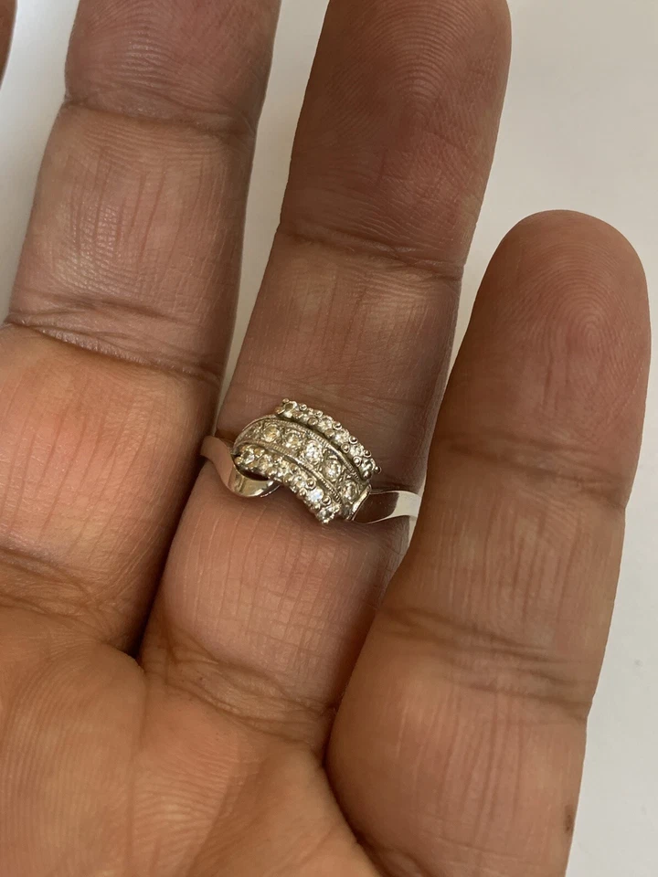 Anillo de compromiso solitario redondo de oro blanco de 14 k tallado en arte con acento de 0,54 quilates 11 Foto 3 de 4