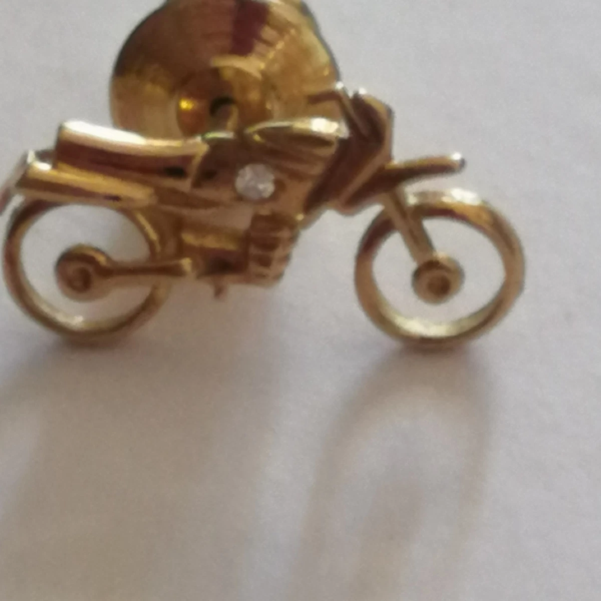 Spilla artistica fatta a mano con scoiattolo: design carino e originale, perfetto come regalo per le amiche della tua ragazza. - Italia