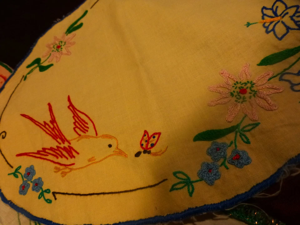 lot 4piéces napperons brodés main ,metis ,hirondelle et papillon34x24cm  - Photo 2/4