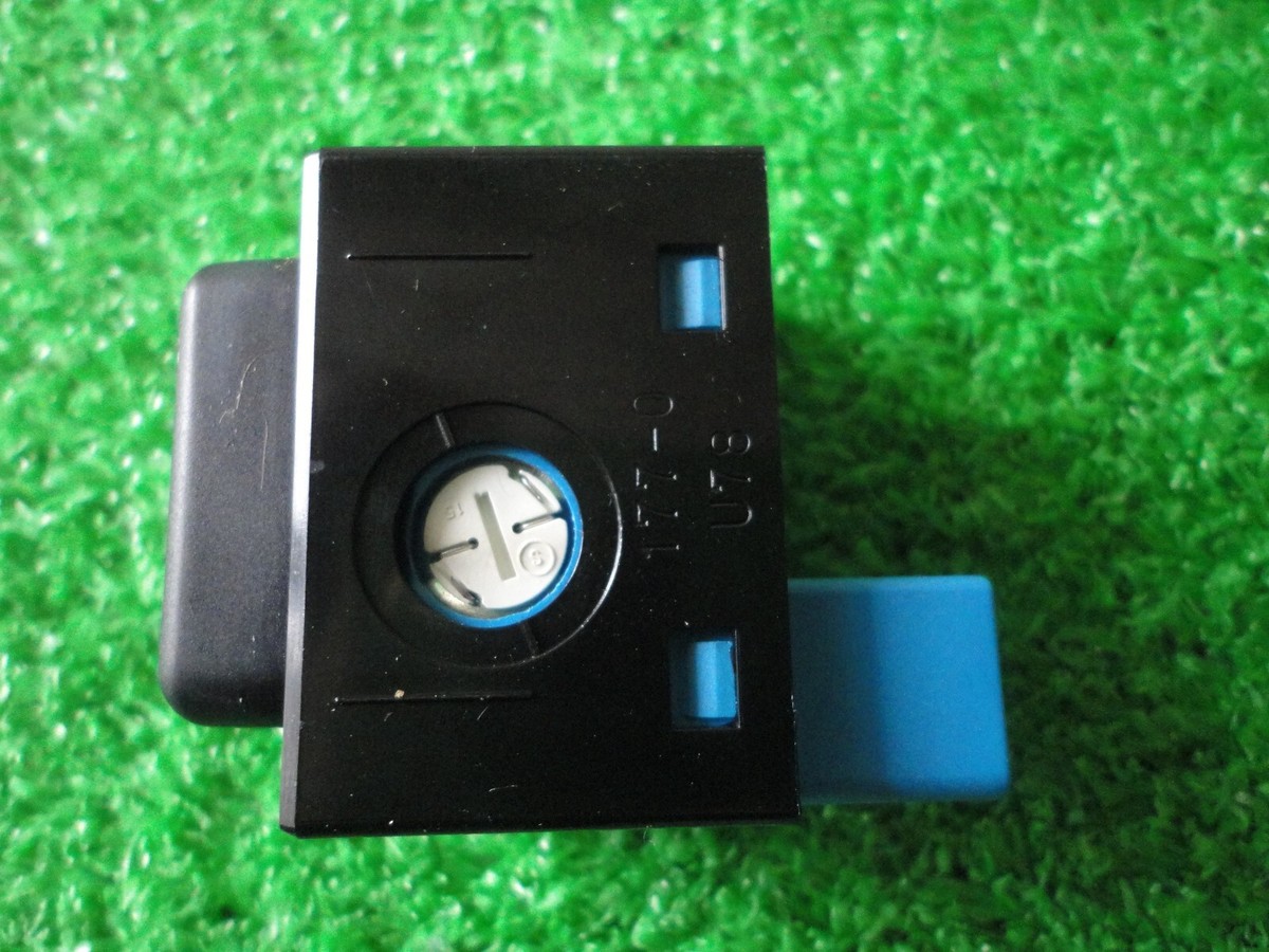 CROWN ハンディトランジスタ TOYOTA CROWN GRS180 Genuine Traction Control Switch 84988