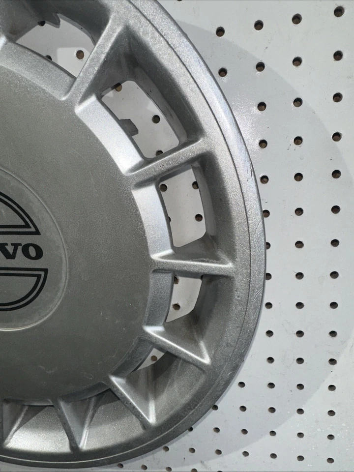 Volvo 240 242 244 hubcap 1989- 1993 fits 14 inch wheels, p/n 3540176, 62002 A 01 - Image 3 of 4