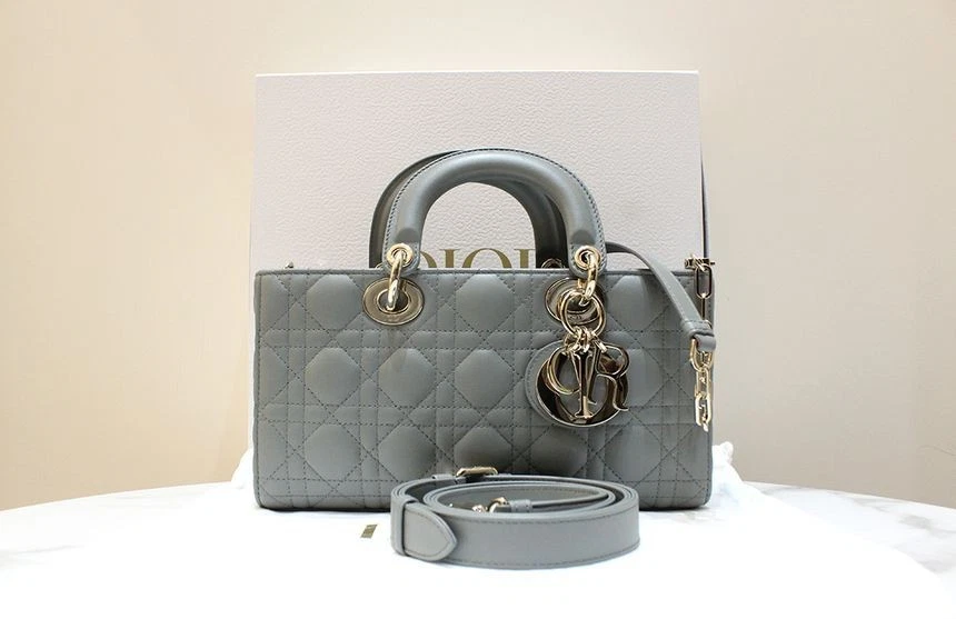 Sac bandoulière fourre tout Dior Lady D Joy gris pierre moyen plaqué or M0540 123794220