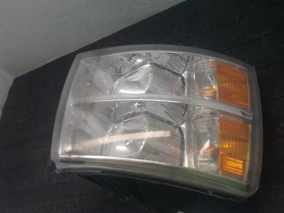 Passenger Right Headlight Fits 07-14 SILVERADO 2500 PICKUP 2999629 - Image 2 of 4