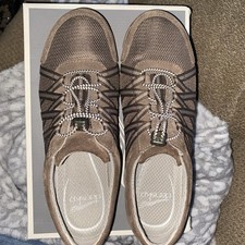 Dansko Honor sneakers in a Mushroom Suede or Walnut Suede finish. Size Is 41.