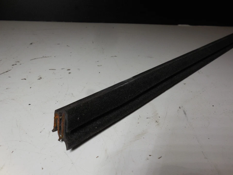Rascador de fieltro interior ventana puerta trasera derecha 84-93 mercedes-benz w201 190d 190e Foto 2 de 4