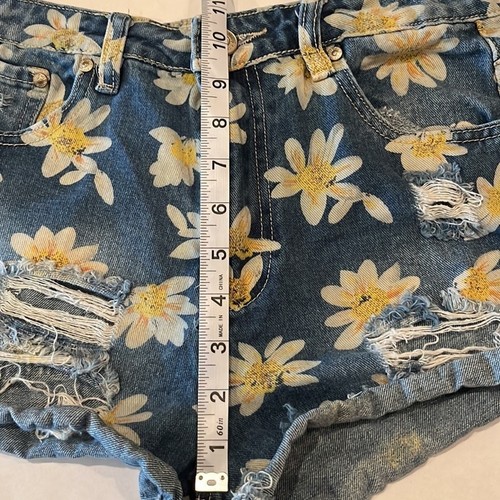 Almost Famous Shorts Size 5 - Picture 4 of 16