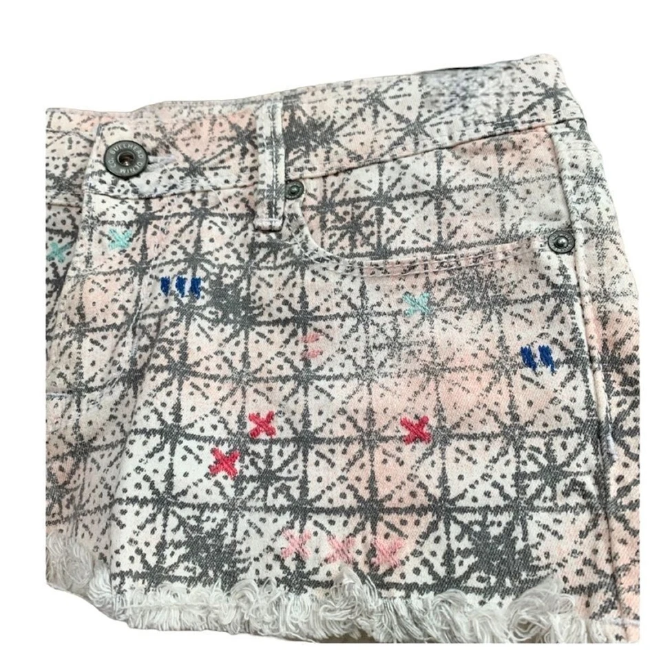 Pantalones cortos de mezclilla Bullhead crema/multi corte para mujer talla 7 Foto 2 de 4