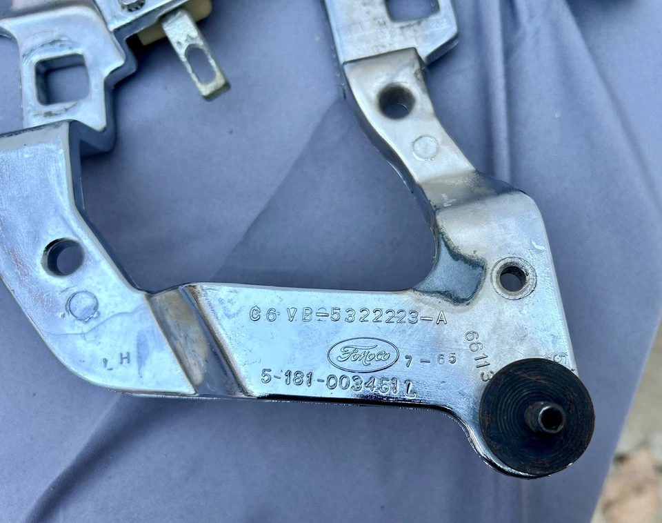 1966-1969 Lincoln Continental Coupe LH Front Power Vent Window Glass Frame - Image 3 of 3