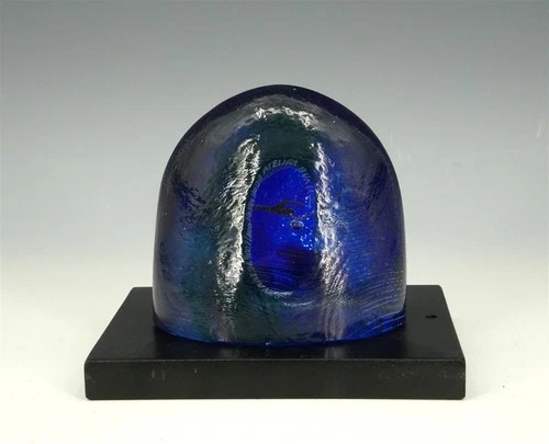 BERTIL VALLIEN. Swimmer Skulptur, glas, Kosta Boda Atelier, signed . Metal base