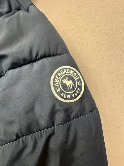 Abercrombie Niños Chaqueta Juvenil 9/10 Azul Puffer Con Capucha Forrada Sherpa Piel Sintética Foto 3 de 4