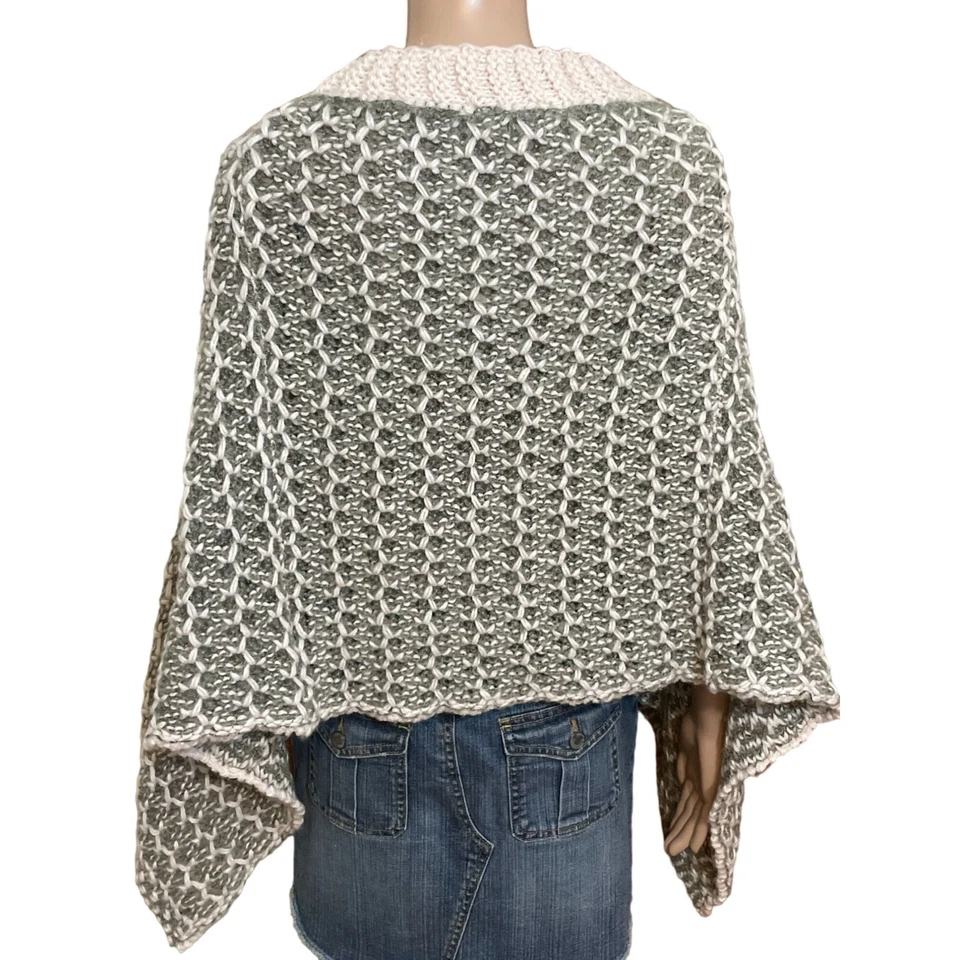 Poncho Simply Noelle Gris y Blanco Grueso Abotonado Talla Única Foto 3 de 3