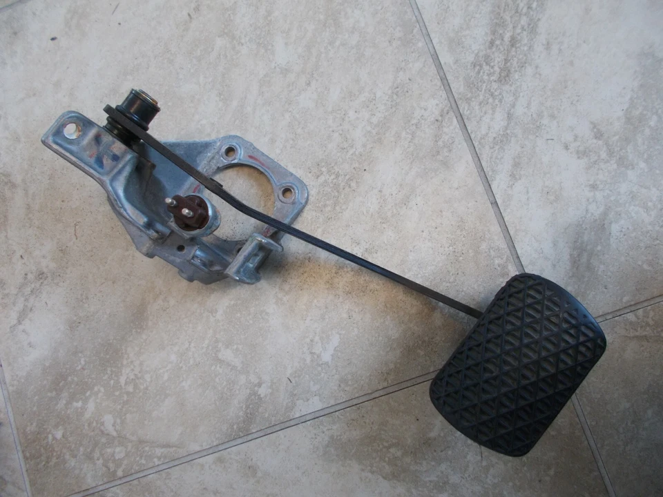 Pedal de freno/colgador Mercedes Benz 190 D 2,2 L transmisión automática 84 85 86 usado OEM W201 Foto 2 de 3