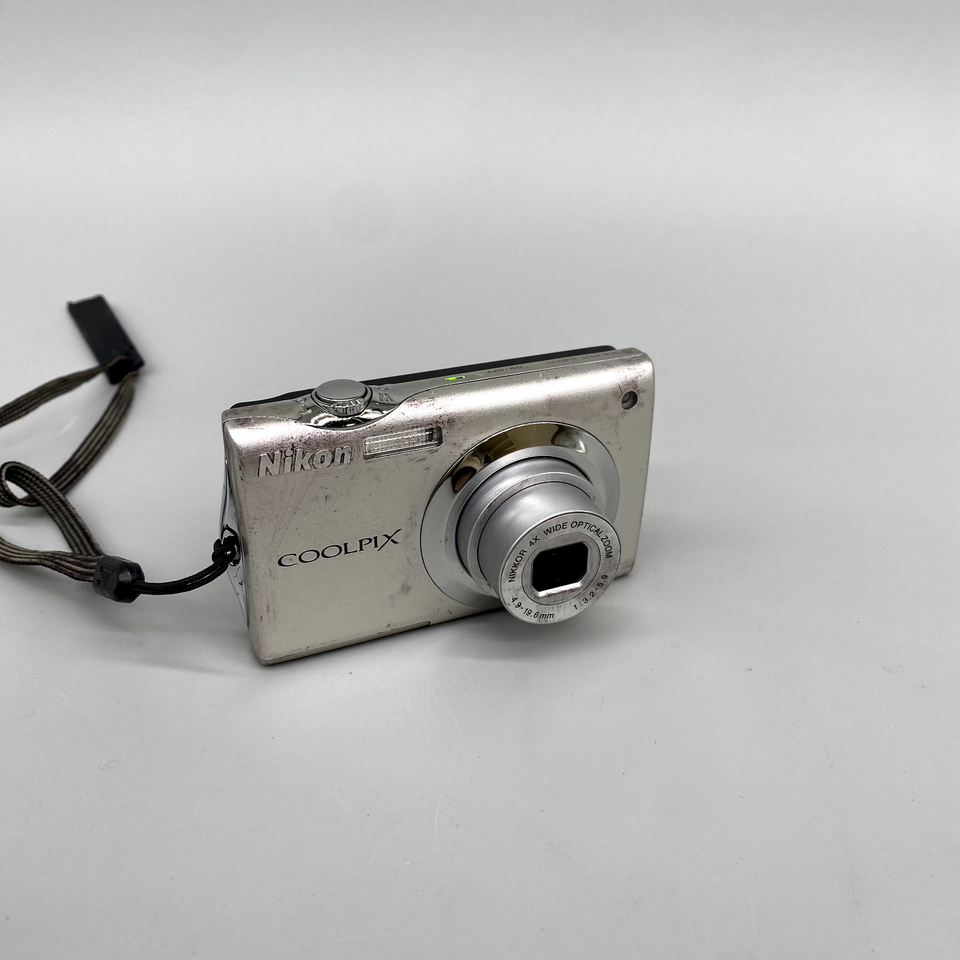 Nikon Coolpix S4000 – Appareil Photo Compact 12MP – Zoom 4x – Vidéo HD – Gris (Occasion)