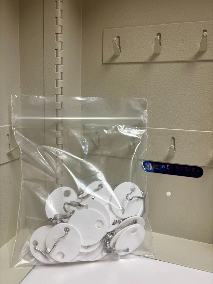 Armario para llaves - Montaje en pared, tiene capacidad para 28 llaves, acero, cerradura de combinación - Hecho en EE. UU. Foto 3 de 4