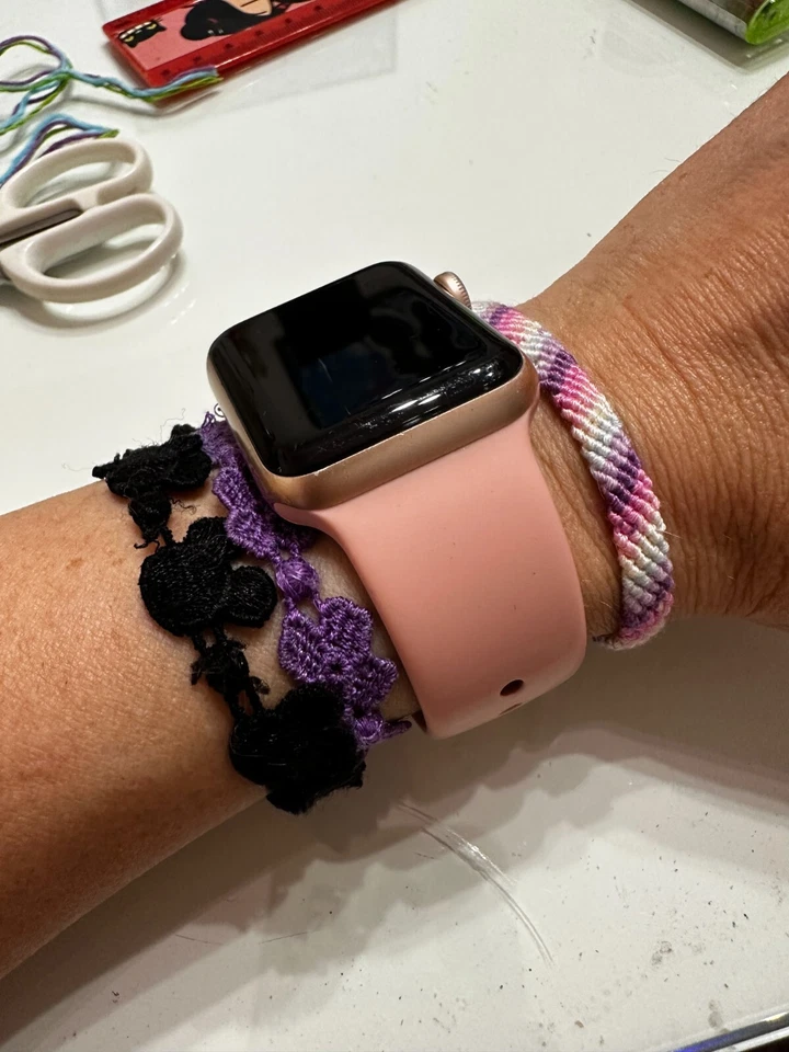 Bracciali dell'amicizia realizzati a mano tecnica macramè - Immagine 3 di 4