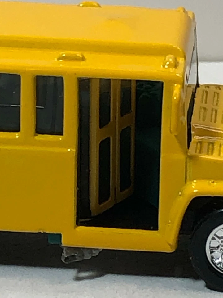 AUTOBÚS ESCOLAR MATCHBOX MB16 "HUMMER" AMARILLO LISO DISEÑO IMPRESIÓN TEMP NEUMÁTICO DE GOMA Foto 3 de 4