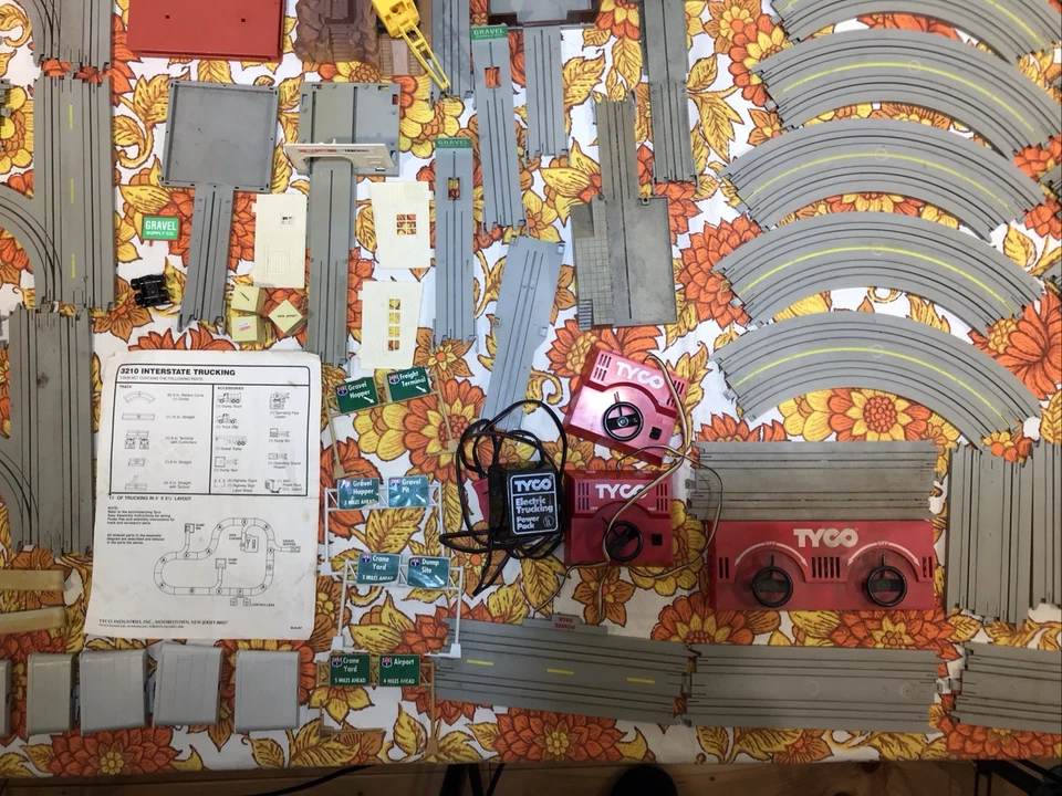 Vintage 1981 Tyco US-1 Electric Trucking Interstate Slot Car Set Lot Collection - Image 2 of 4
