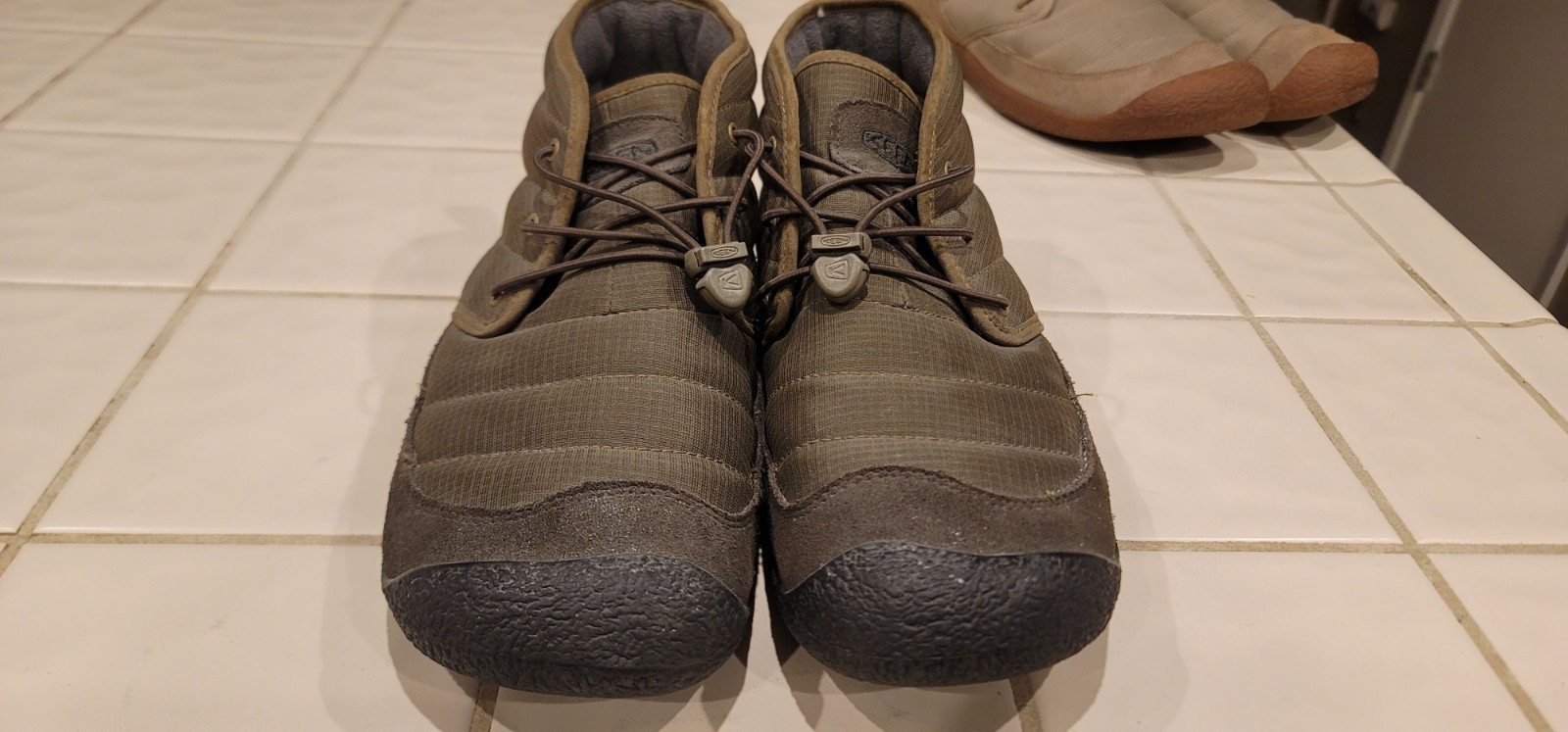 Stivali sneaker chukka trapuntati KEEN da uomo verdi impermeabili Howser II taglia 12