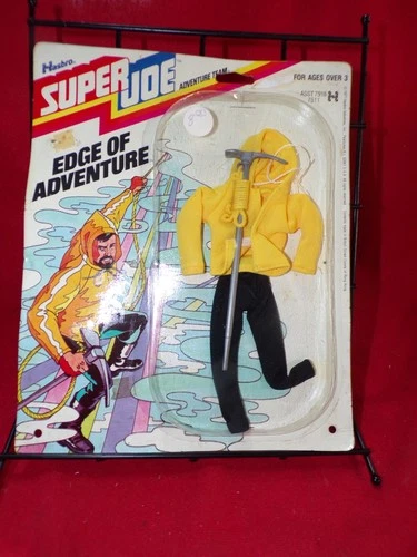 EDGE OF ADVENTURE  HASBRO SUPER JOE ADVENTURE TEAM OUTFIT ON ORIGINAL CARD