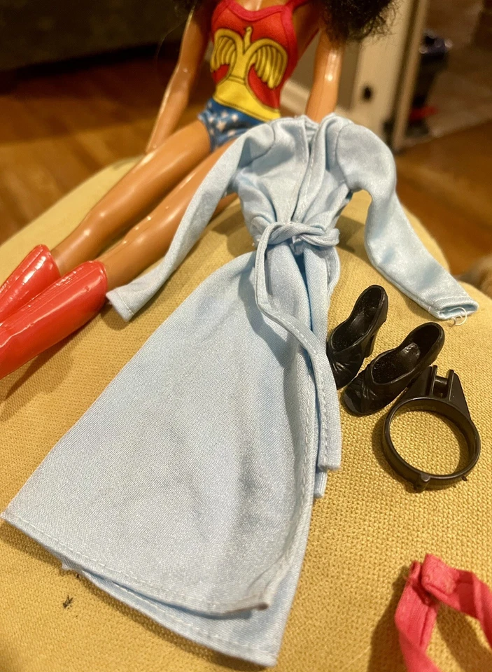 Muñeca de colección Mego 1976 WONDER WOMAN FLY AWAY ACTION con trajes originales Foto 4 de 4