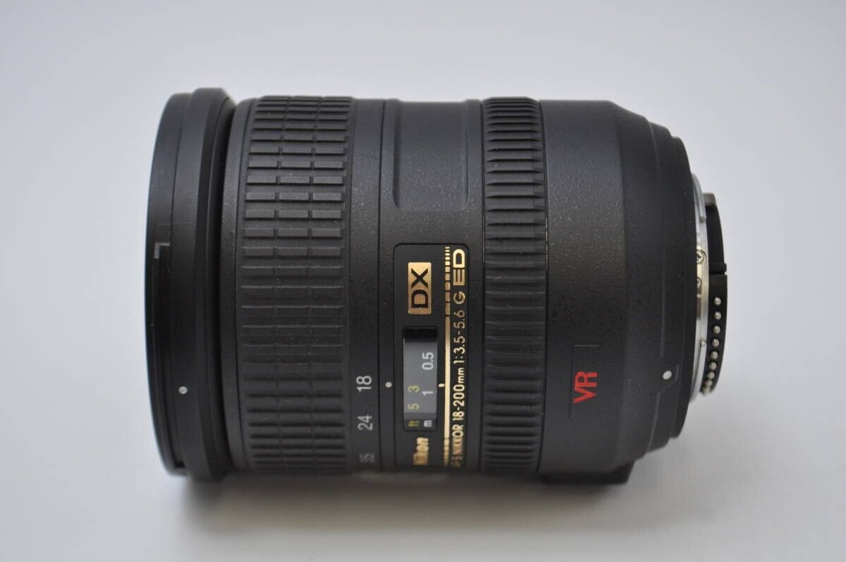 ① Nikon AF-S DX VR ED18-200 F3.5-5.6G IF-