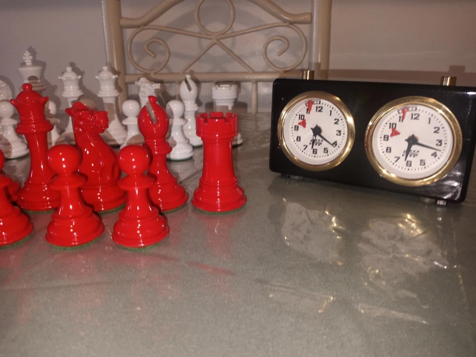 JUEGO DE PIEZAS DE AJEDREZ DE MADERA 4.1 PRO STAUNTON PONDERADAS ROJO Y BLANCO Y RELOJ DE JUEGO  Foto 3 de 4