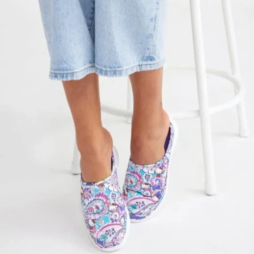 Zapatillas Vera Bradley x Sanrio Hello Kitty Paisley VB Cloud 2 millas Mule Foto 2 de 4