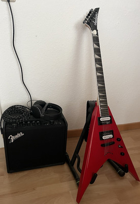 Komplettset E-Gitarre Jackson V + Fender Amp + Zubehör
