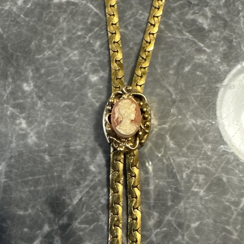 Cameo Vintage Neacklace Women’s Gold Tone Great Condition