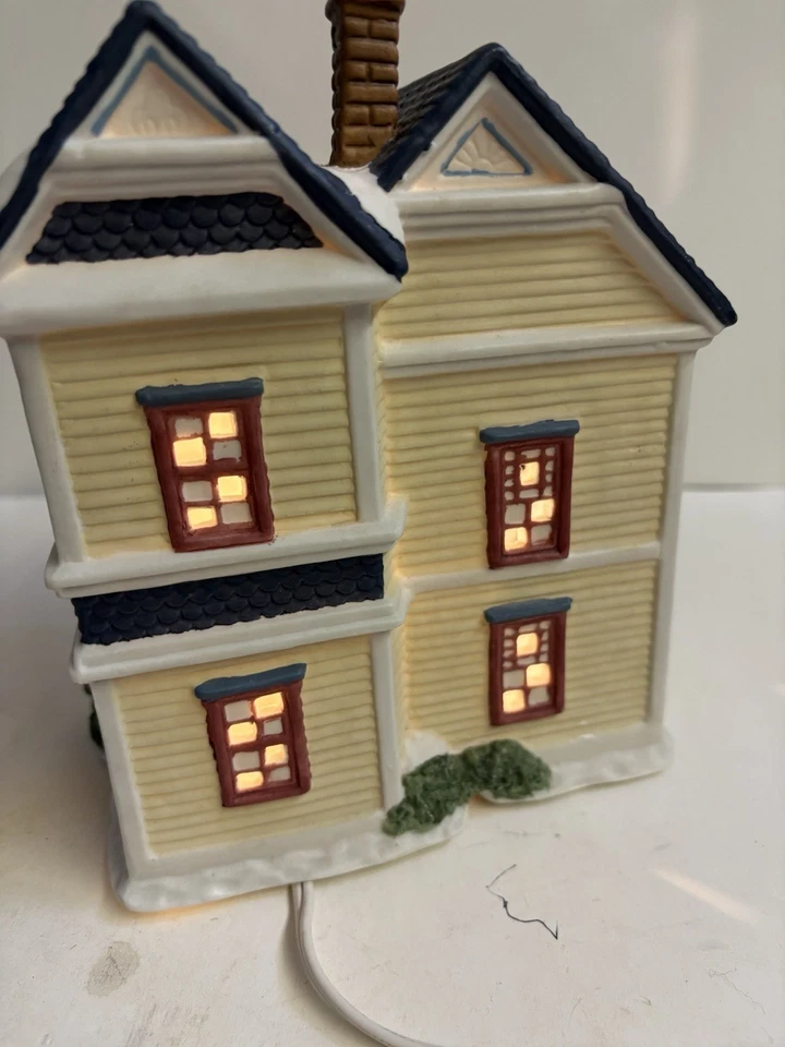 Casa de Navidad iluminada de porcelana cuadrada de San Nicolás hiedra y acebo Foto 4 de 4