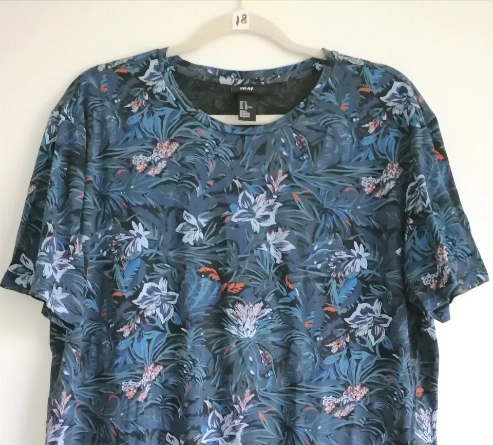 Camiseta informal cómoda de manga corta azul oscuro con estampado floral talla X-grande de H&M para hombre Foto 2 de 4