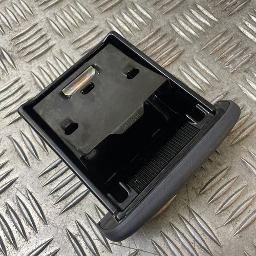 Cenicero delantero manual de 5 puertas Toyota Yaris 2000 - Números de pieza: 74111-52010 - Imagen 8 de 12