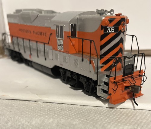 HO Scale Bachmann DCC GP7 Diesel Locomotive Western Pacific 709 Striped - Picture 4 of 15