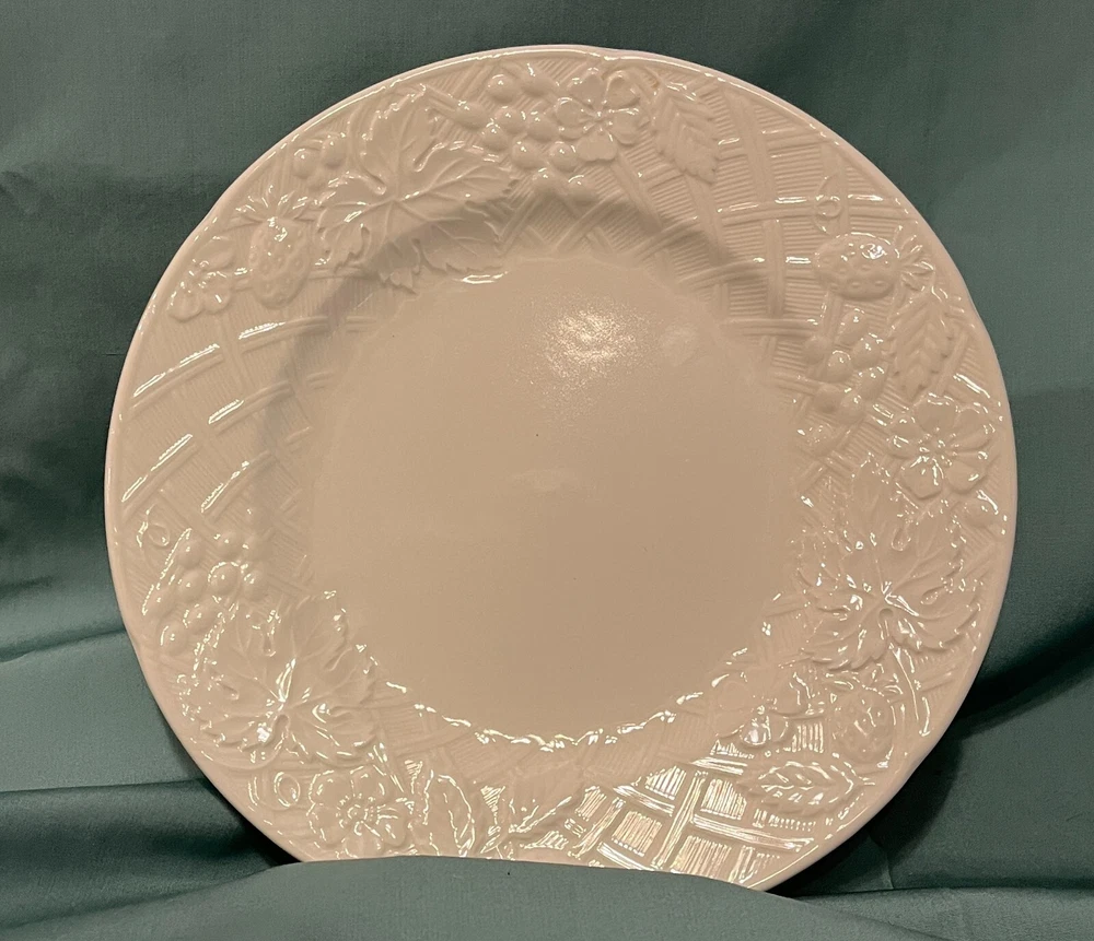 Mikasa English Countryside White 4 Rimmed Soup Bowls DP900