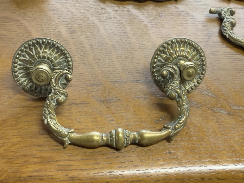 Antiguo aparador georgiano bronce latón herrajes 12 piezas 18 cofre fino alto Foto 2 de 4