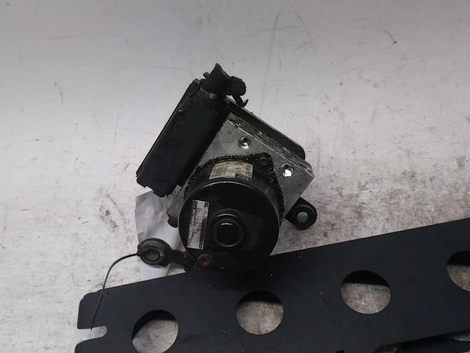 Б/у насос ABS и мотор в сборе подходят: 2004 Volkswagen Golf сборка город Канада - Изображение 2 из 4