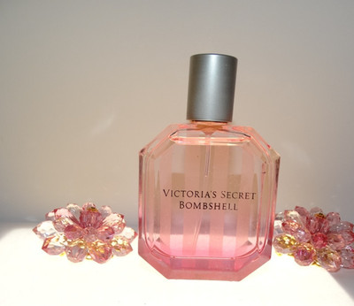 Victoria's Secret Bombshell  EDP 1.7 Oz  spray see NO BOTTOM LABEL