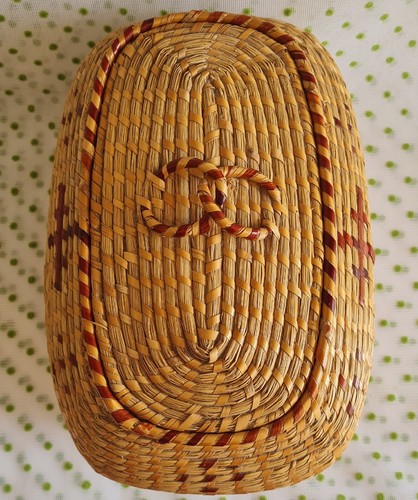 Vintage Wicker Lined Storage Basket With Lid. - Picture 11 of 14