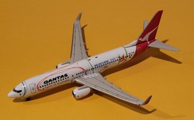 Phoenix Models 1:400 Qantas 737-800W Melbourne Commonwealth Games W/stand VH-VYE